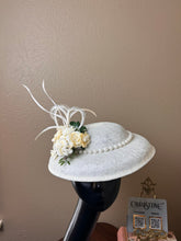 Load image into Gallery viewer, Queen hat in ivory roses
