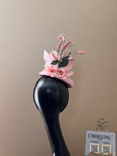 Load image into Gallery viewer, Pink pearls fascinator
