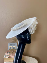 Load image into Gallery viewer, White bow pearls wedding hat
