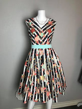 Load image into Gallery viewer, Cici dress in plaid bloom flowers - Shop women style vintage, Audrey Hepburn jackets online -Christine
