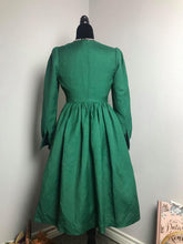 Load image into Gallery viewer, Loren Dress in Green Linen - Shop women style vintage, Audrey Hepburn jackets online -Christine
