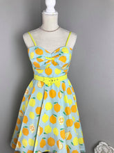 Load image into Gallery viewer, Juliet Dress in Lemon Print cotton size S - Shop women style vintage, Audrey Hepburn jackets online -Christine
