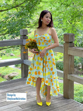 Load image into Gallery viewer, Juliet Dress in Lemon Print cotton size S - Shop women style vintage, Audrey Hepburn jackets online -Christine
