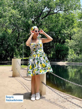 Load image into Gallery viewer, May Dress in Lemon Print cotton size S - Shop women style vintage, Audrey Hepburn jackets online -Christine
