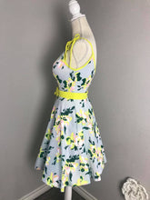 Load image into Gallery viewer, Junie Dress in flowers Rayon size S - Shop women style vintage, Audrey Hepburn jackets online -Christine
