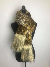 Load image into Gallery viewer, Scarf in Leopard
