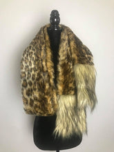 Load image into Gallery viewer, Scarf in Leopard
