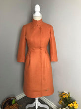 Load image into Gallery viewer, Audrey coat in Tweed patterns Orange  free matching pink dress size S - Shop women style vintage, Audrey Hepburn jackets online -Christine
