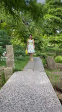 Load and play video in Gallery viewer, Junie Dress in flowers Rayon size S
